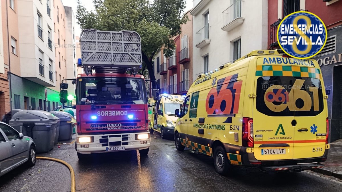 Imagen de los servicios de emergencia en Triana por el incendio en un edificio.