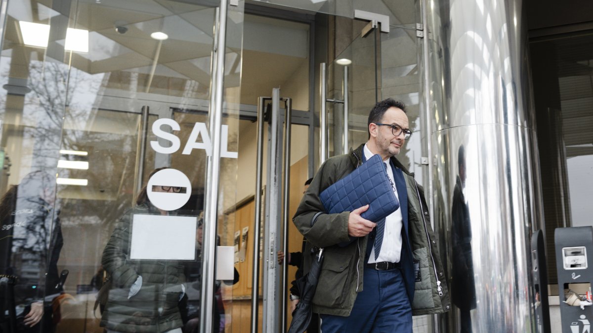 El secretario de Estado de Telecomunicaciones e Infraestructuras Digitales, Antonio Hernando, a su llegada a los juzgados de Plaza de Castilla, a 2 de febrero de 2026