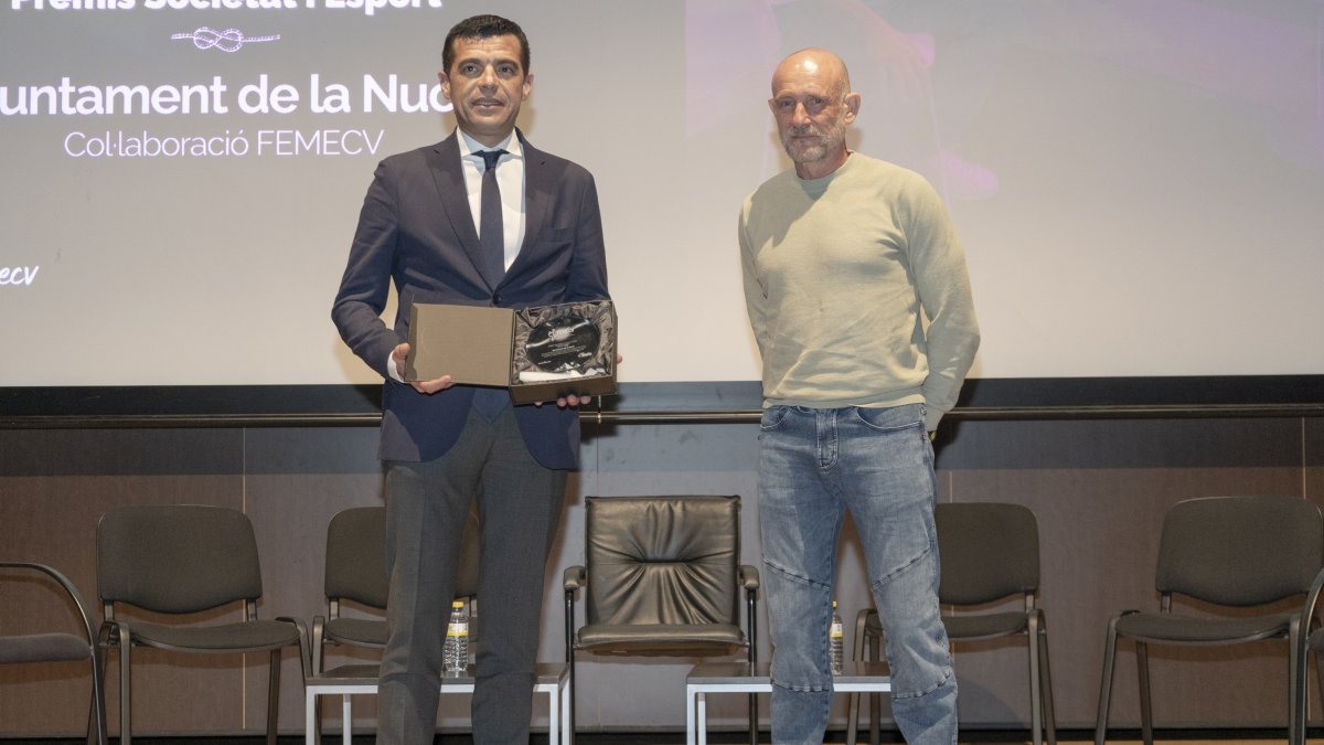 Momento en el que el concejal de La Nucía, Miguel Ángel Ivorra, recoge el galardón.