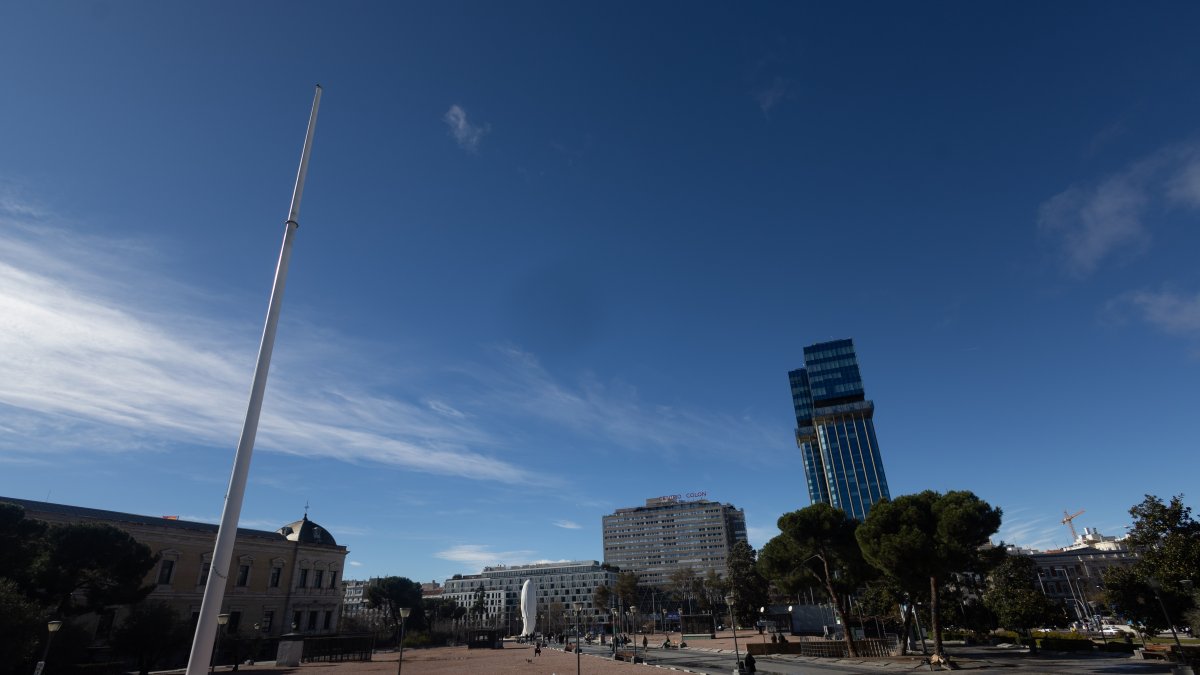 Mástil de la bandera de España vacío después de retirar la bandera tras el temporal de nieve, en la plaza de Colón, a 28 de enero de 2026, en Madrid (España).