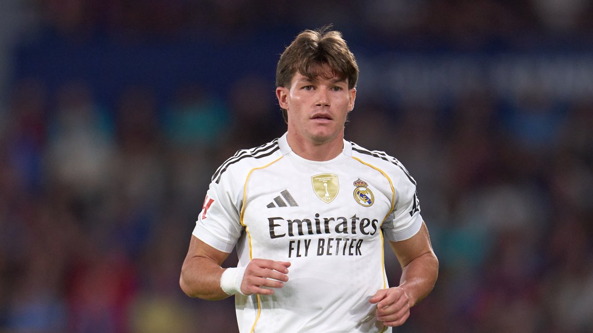 Fran Garcia disputando el partido ante el Levante