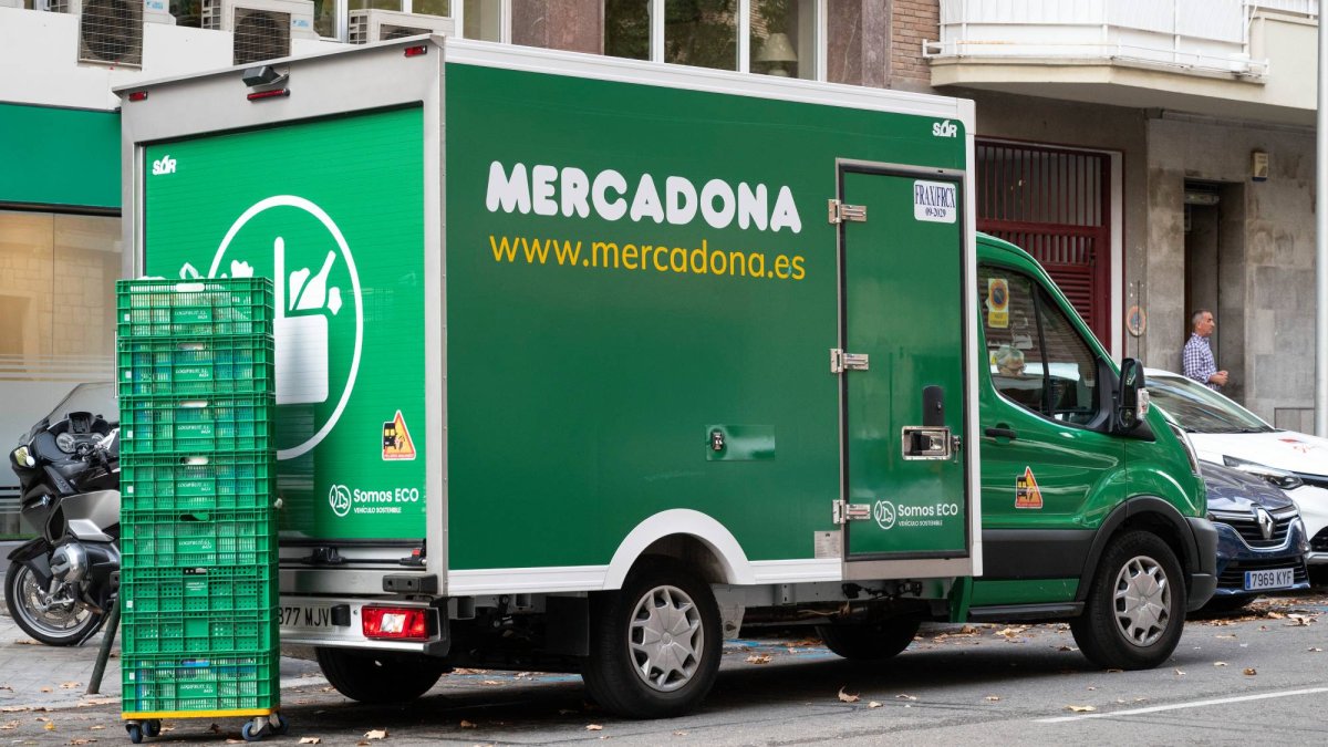 Mercadona refuerza su red logística para la campaña de verano, clave en la distribución de productos y apoyo a su plantilla estacional.