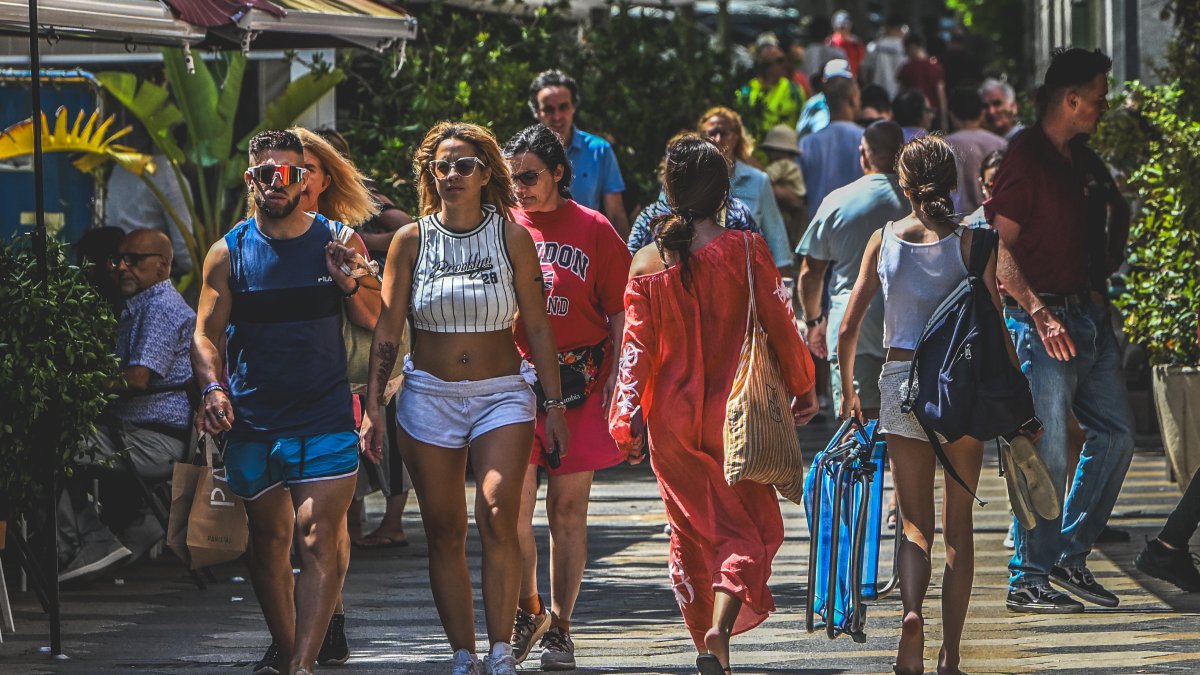 Turistas camino a la playa, a 10 de agosto de 2025, en Santander, Cantabria (España).
Nacho Cubero / Europa Press
10 AGOSTO 2025