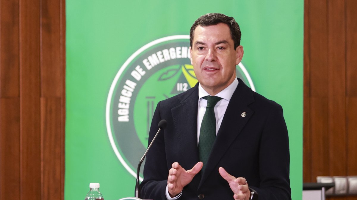 El presidente de la Junta de Andalucía, Juanma Moreno, interviene tras la reunión del comité asesor del Plan de Emergencias en la Sede de 112 Emergencias.