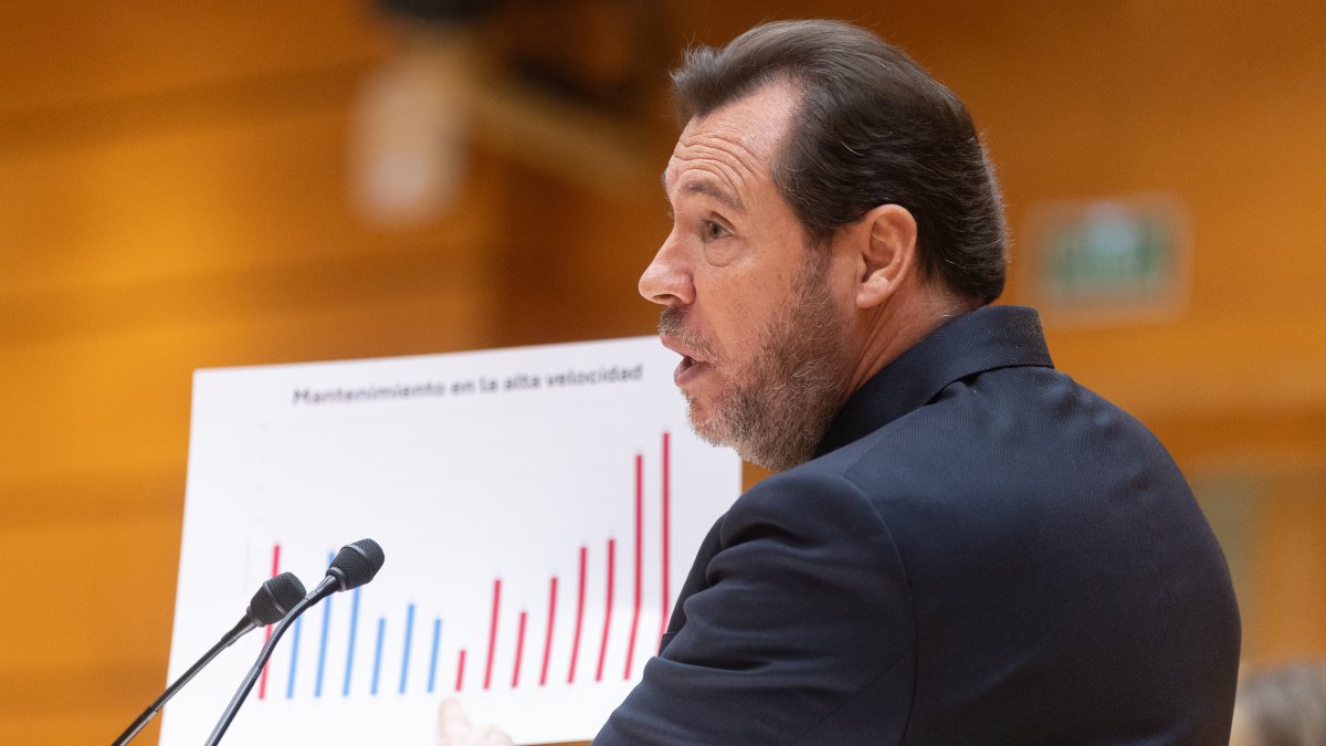 El ministro de Transportes y Movilidad Sostenible, Óscar Puente, comparece para dar cuenta del caos ferroviario en el Senado.