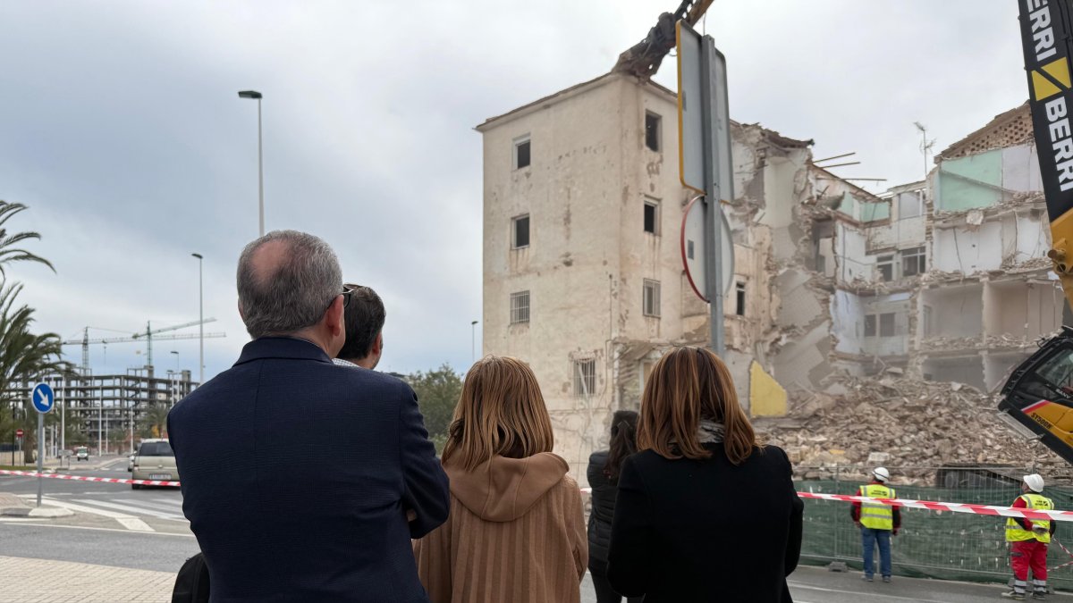 Trabajos de derribo del bloque 11 de San Antón.
