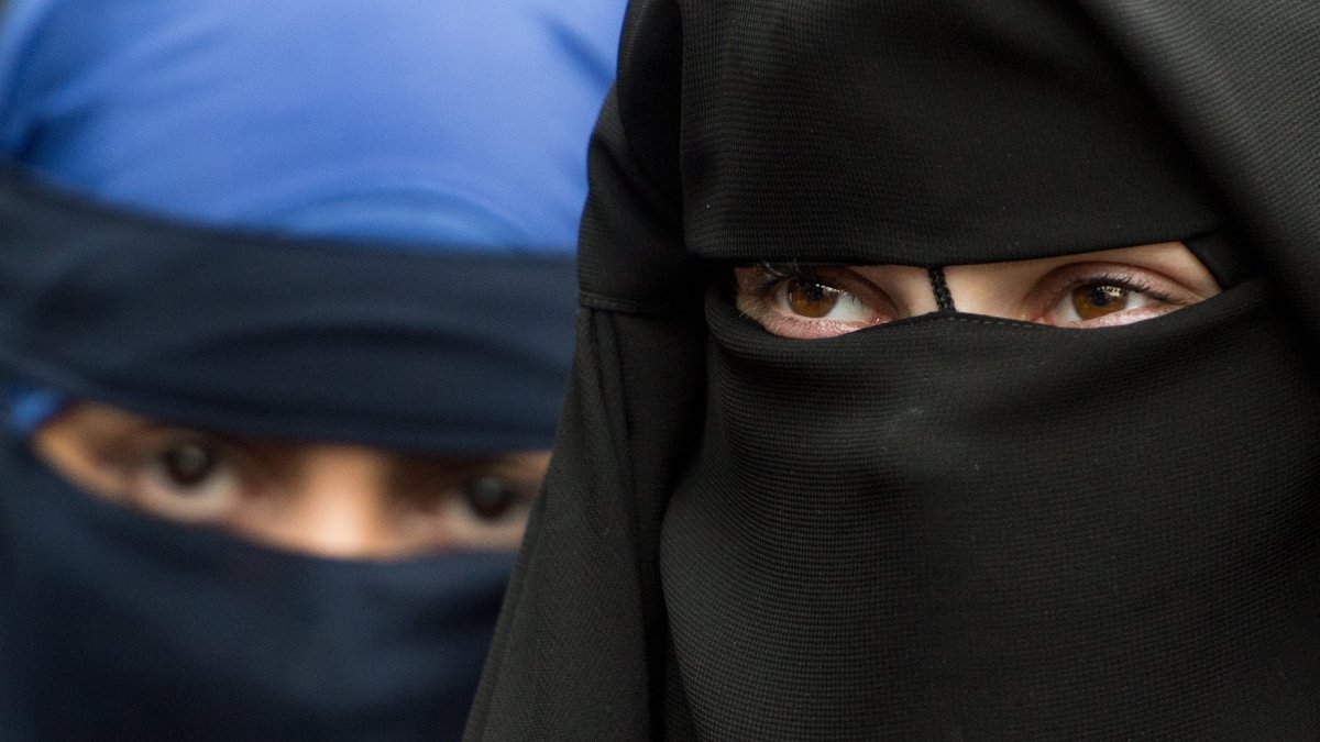 Mujeres con burka y niqab.