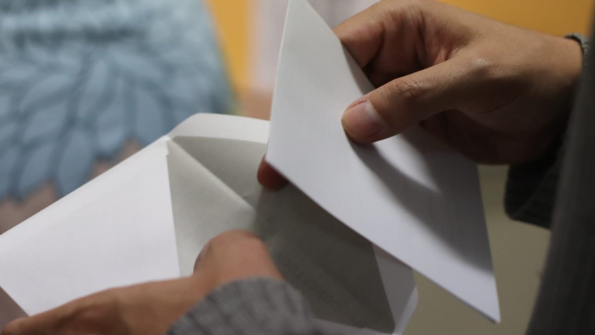 Un votante introduce su papeleta en el sobre.

EUROPA PRESS
28/5/2023