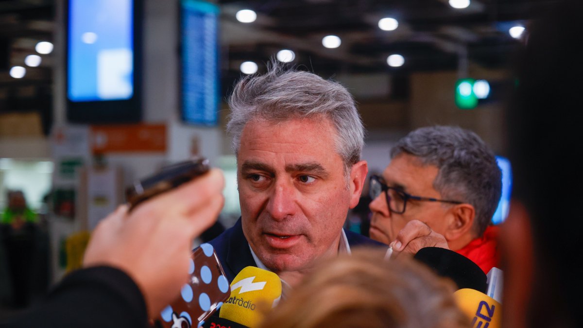 (Foto de ARCHIVO)
El portavoz de Renfe en Cataluña, Antonio Carmona, atiende a los medios en la Estación de Sants, a 26 de enero de 2026, en Barcelona, Catalunya (España).