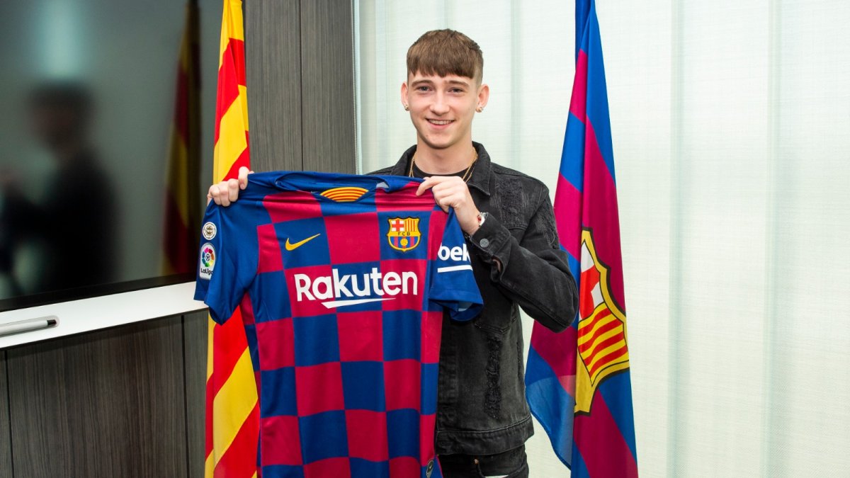 Louie Barry en su llegada al Barcelona