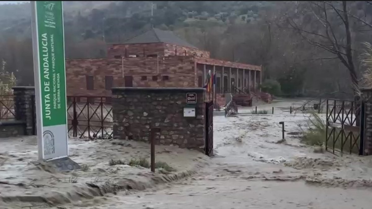 El río Aguas Blancas se desborda en el entorno de Pinos Genil, Granada.