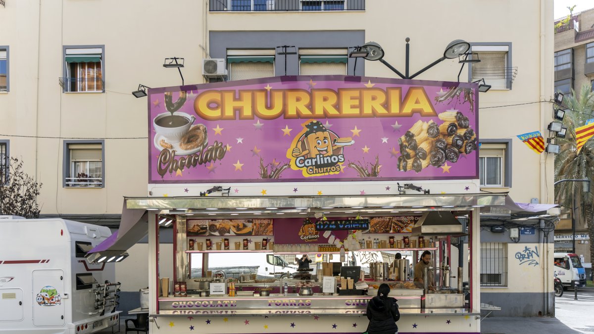 (Foto de ARCHIVO)
Una churrería vende churros y buñuelos durante la temporada de Fallas.