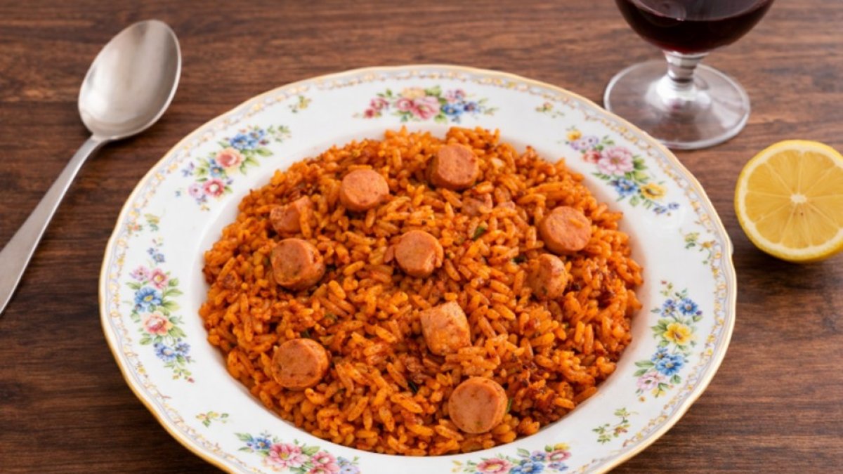 La receta favorita de Bad Bunny: arroz con salchichas puertorriqueño, lleno de sabor y tradición