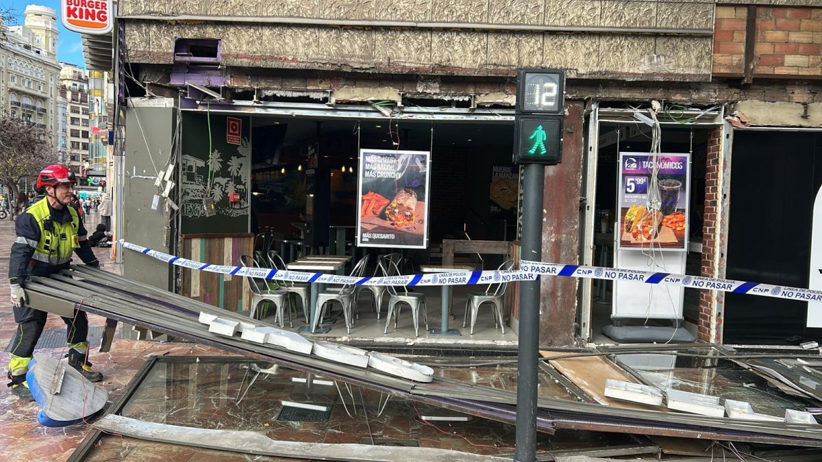 Taco Bell de la plaza del Ayuntamiento de Valencia tras la caída de la cristalera