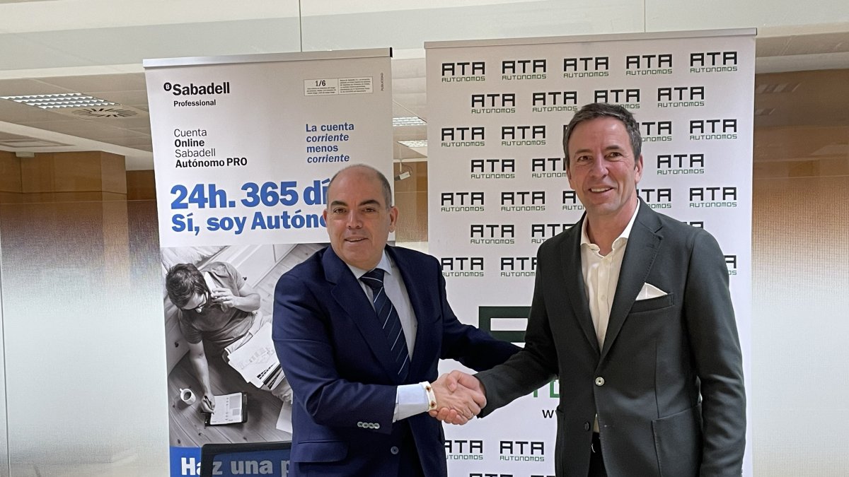 El presidente de ATA, Lorenzo Amor (izda), y el director general de Banca de Empresas y Red de Banco Sabadell, Carlos Ventura (dcha), en la firma de la renovación de su convenio de colaboración.
REMITIDA / HANDOUT por ATA Y BANCO SABADELL
05/2/2026