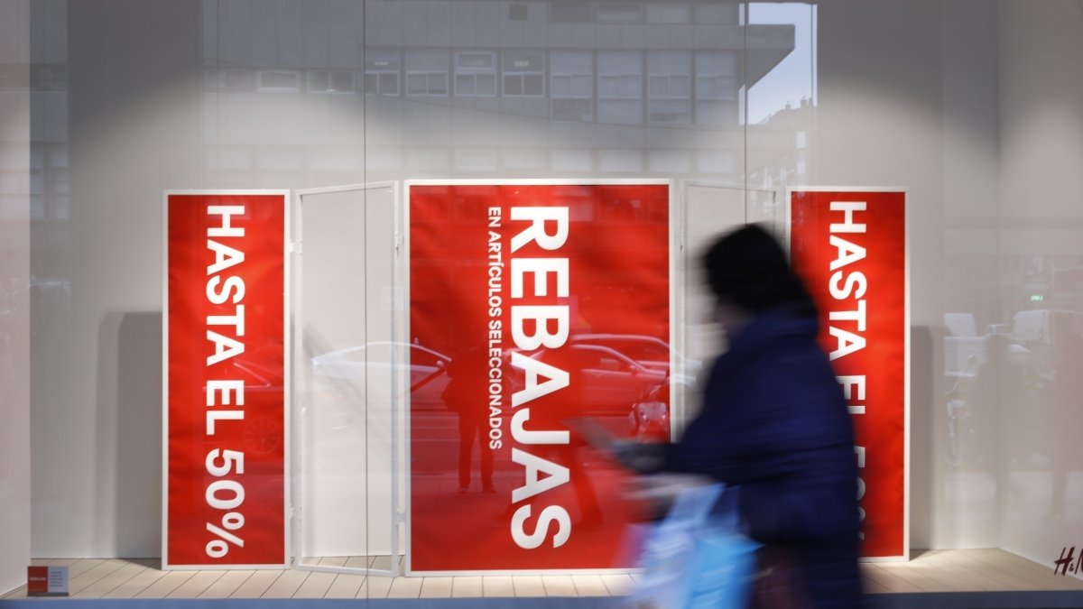 Escaparate que anuncia rebajas. 
04/1/2018