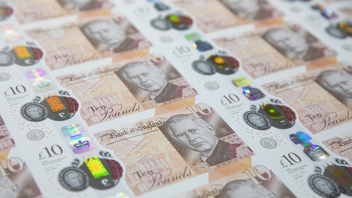 Billetes de libras esterlinas con el retrato del Rey Carlos de Inglaterra.