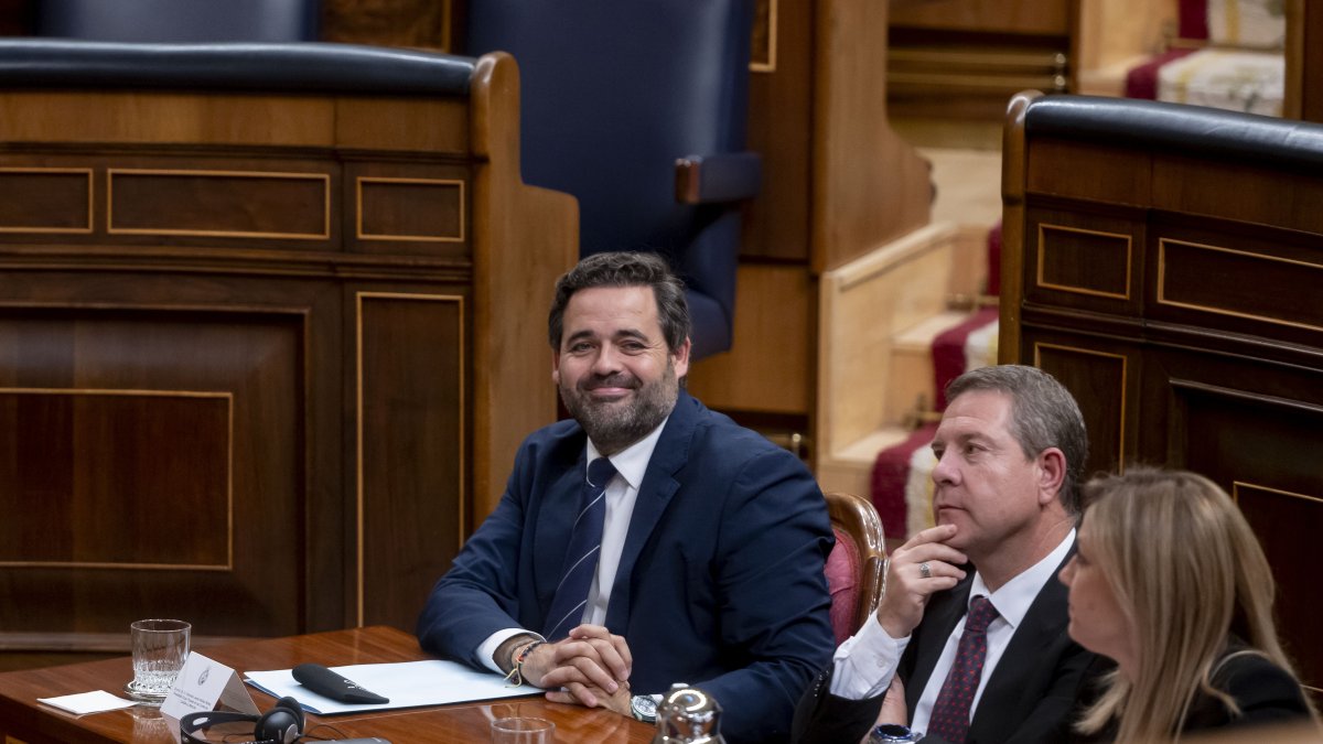 (Foto de ARCHIVO)
(I-D) El presidente del PP de Castilla La-Mancha, Francisco 'Paco' Javier Núñez; el presidente de la Junta de Castilla-La Mancha, Emiliano García-Page durante una sesión plenaria en el Congreso de los Diputados 11/11/2025