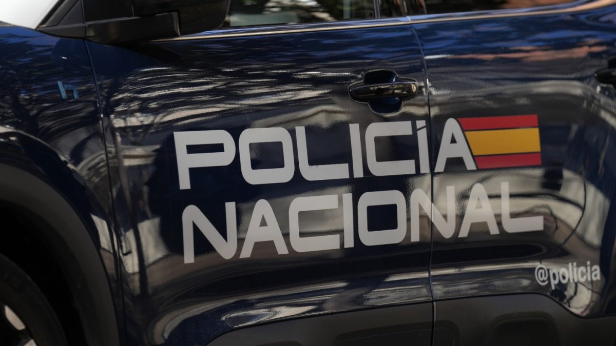Vista lateral de un coche de la Policía Nacional