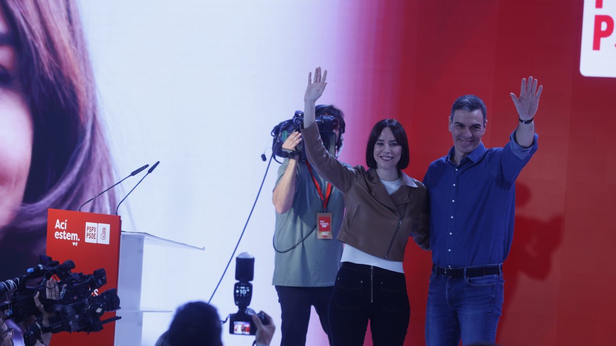 El secretario general del PSOE y presidente del Gobierno, Pedro Sánchez, y la líder del PSPV, Diana Morant.