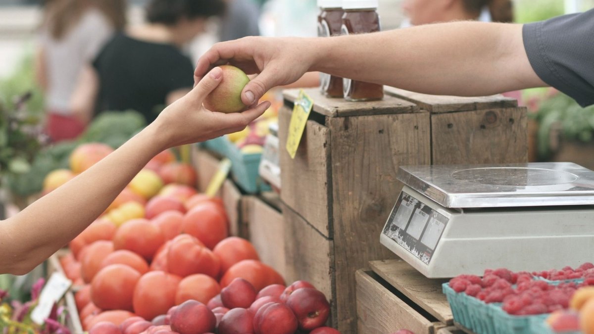 Una persona compra en una frutería.