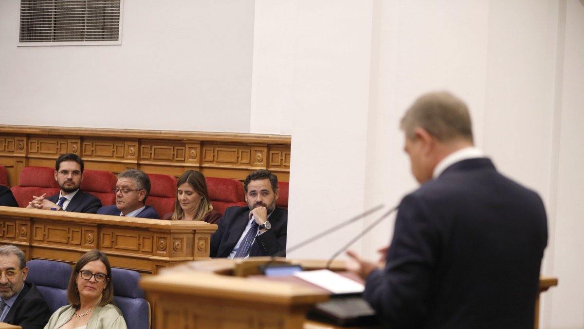 El presidente de Castilla-La Mancha, Emiliano García-Page, interviene en el Debate del Estado de la Región ante la atenta mirada del líder del PP en la región, Paco Núñez.