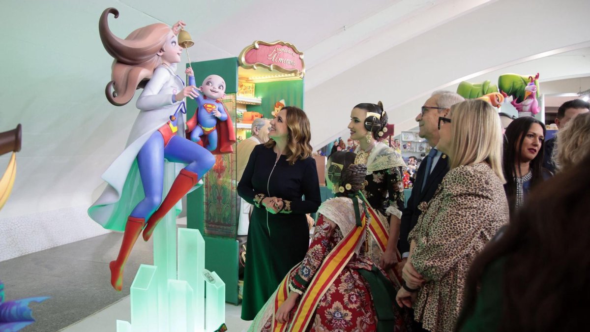 Las falleras mayores de Valencia, Carmen Prades y Marta Mercador, y la alcaldesa María José Catalá en la Exposición del Ninot
