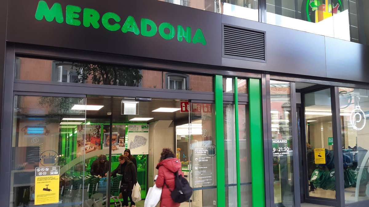 Entrada de un supermercado Mercadona, donde los productos beauty low cost se han convertido en uno de los grandes reclamos para los compradores.