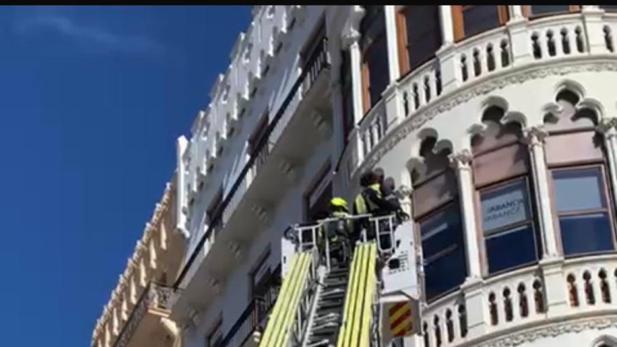 Los Bomberos de Valencia revisan las fachadas de la plaza del Ayuntamiento para las mascletaes de las Fallas 2026