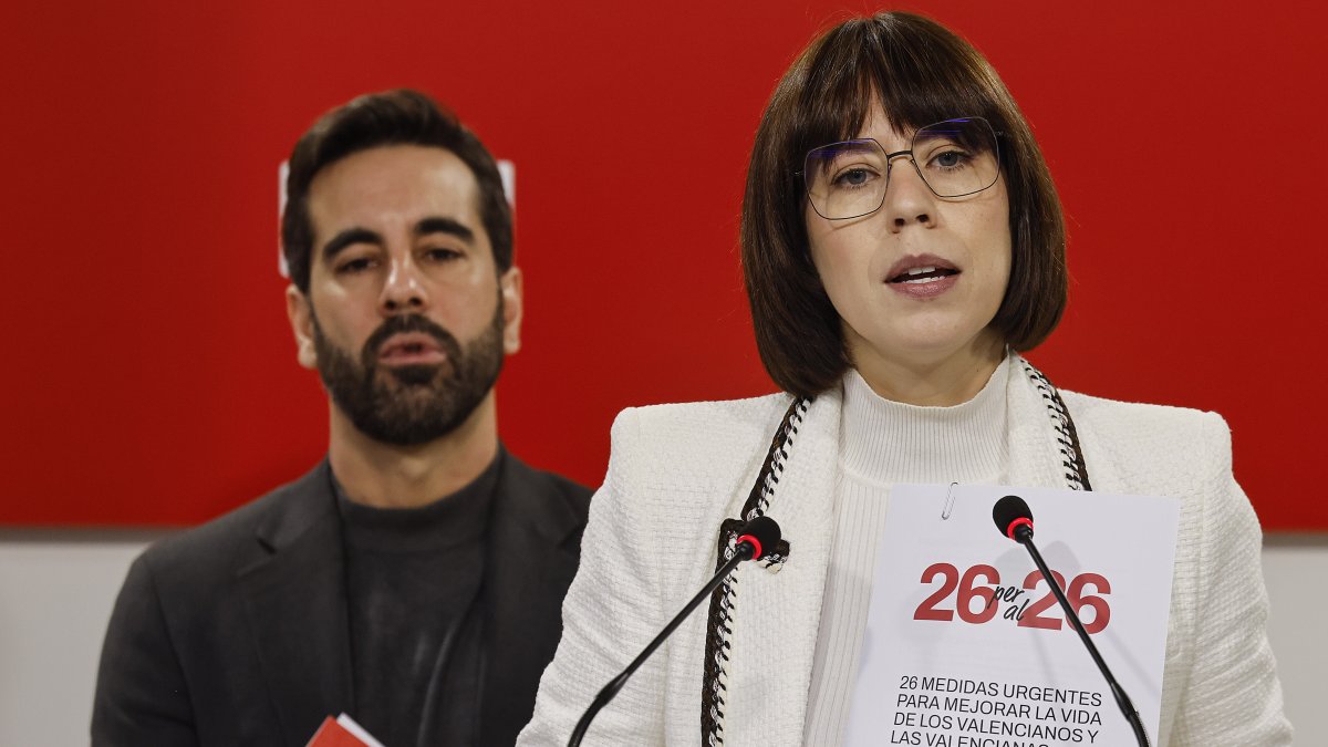 La secretaria general del PSPV-PSOE y ministra de Ciencia, Innovación y Universidades, Diana Morant y el portavoz del PSPV en Les Corts, José Muñoz