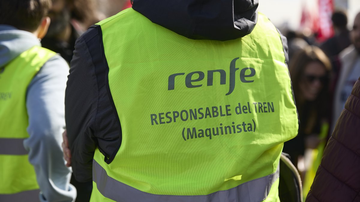 Una persona durante una concentración durante la primera jornada de la huelga ferroviaria, en la estación de tren Madrid-Puerta de Atocha-Almudena Grandes.