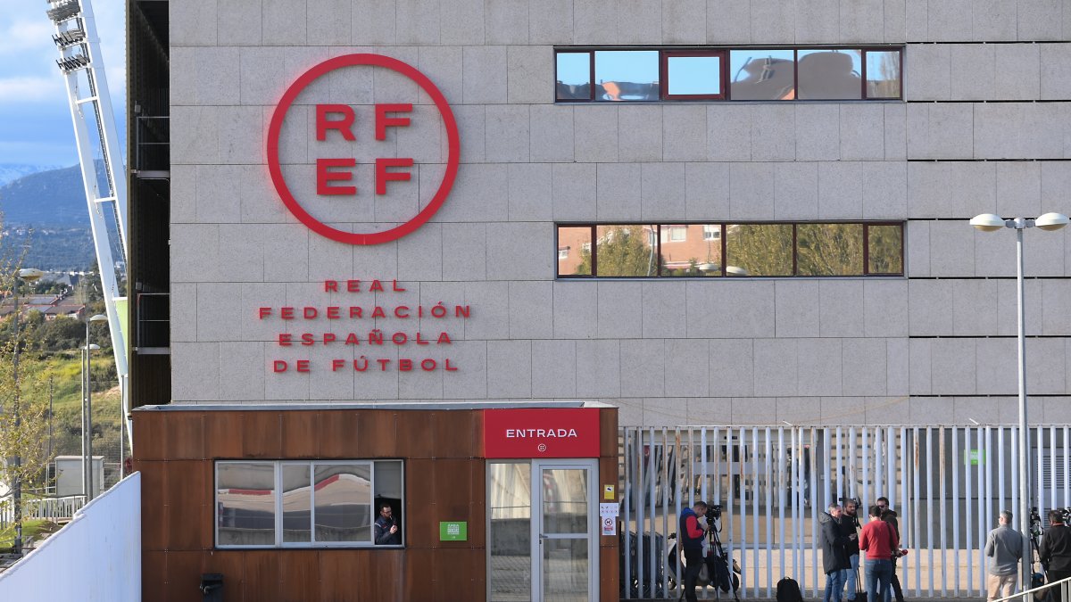 El árbitro se hizo pasar por un Policía Nacional