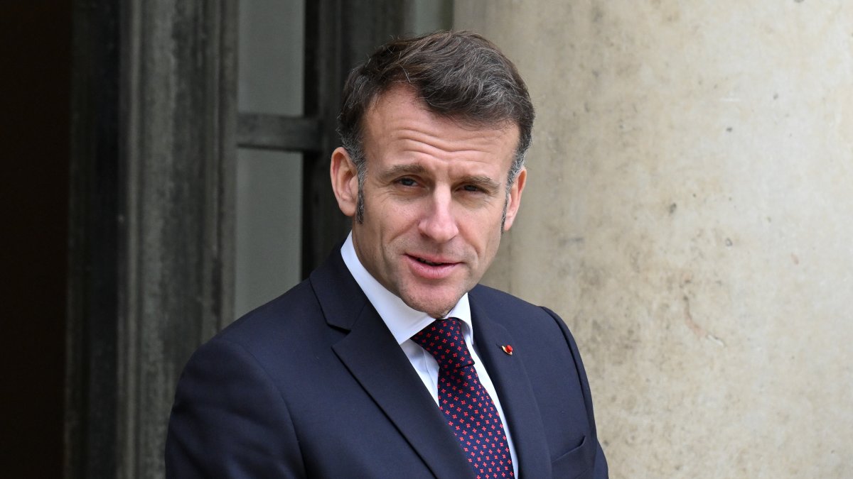 El presidente francés Emmanuel Macron en la puerta del Palacio del Elíseo.