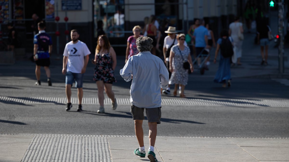 Un señor mayor camina por una calle de Madrid, a 28 de agosto de 2024, en Madrid (España).
Jesús Hellín / Europa Press
28 AGOSTO 2024