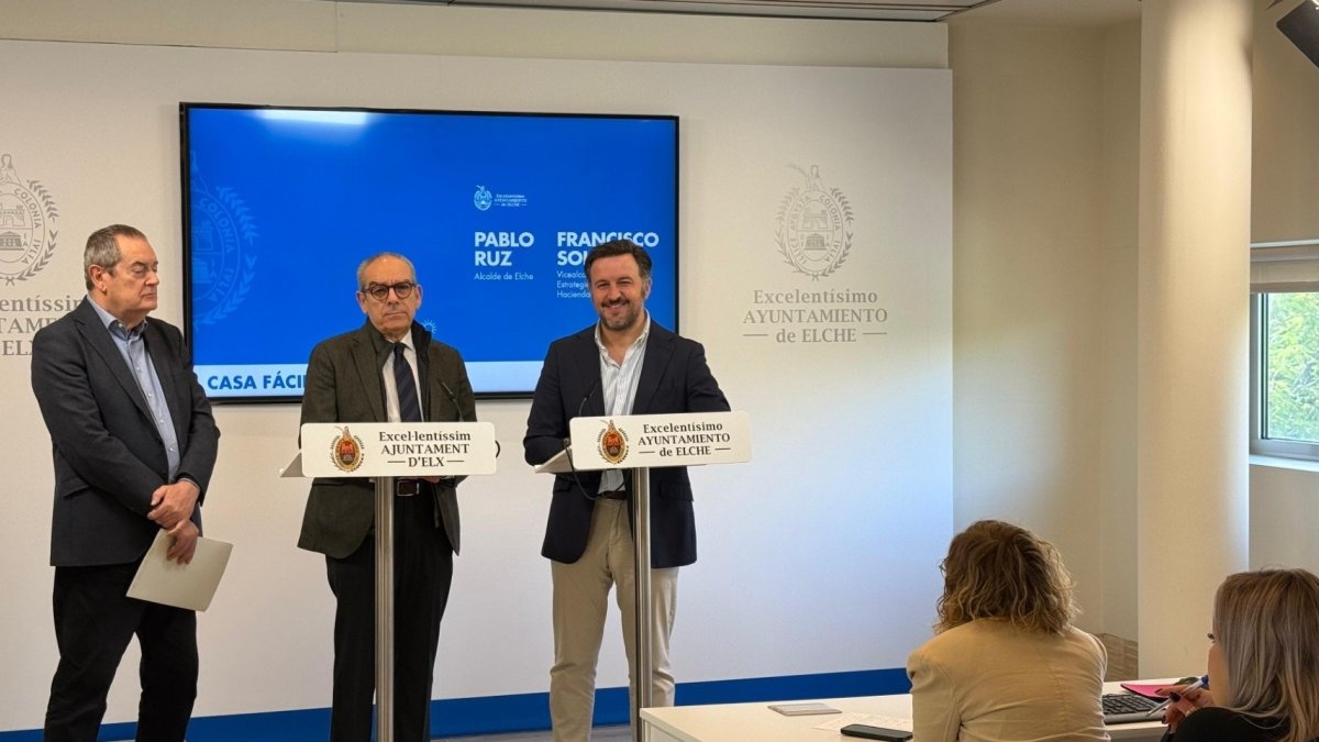 El alcalde de Elche, Pablo Ruz, durante la rueda de prensa ofrecida este martes.