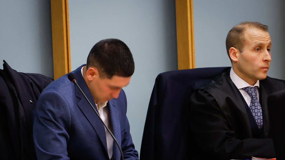 El acusado junto a su abogado durante un juicio en la Audiencia de Burgos, a 2 de febrero de 2026.
