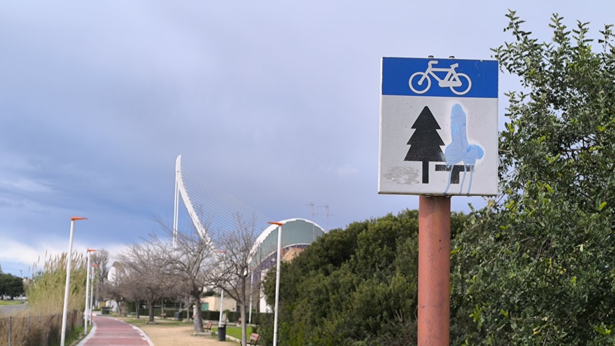 Señal de tráfico pintada en un carril bici de Valencia, en una zona próxima a la Ciudad de las Artes y las Ciencias.