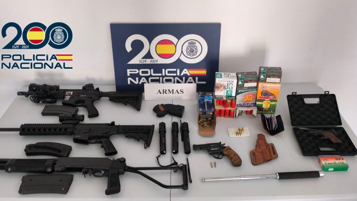 Imagen de las armas intervenidas por los agentes.