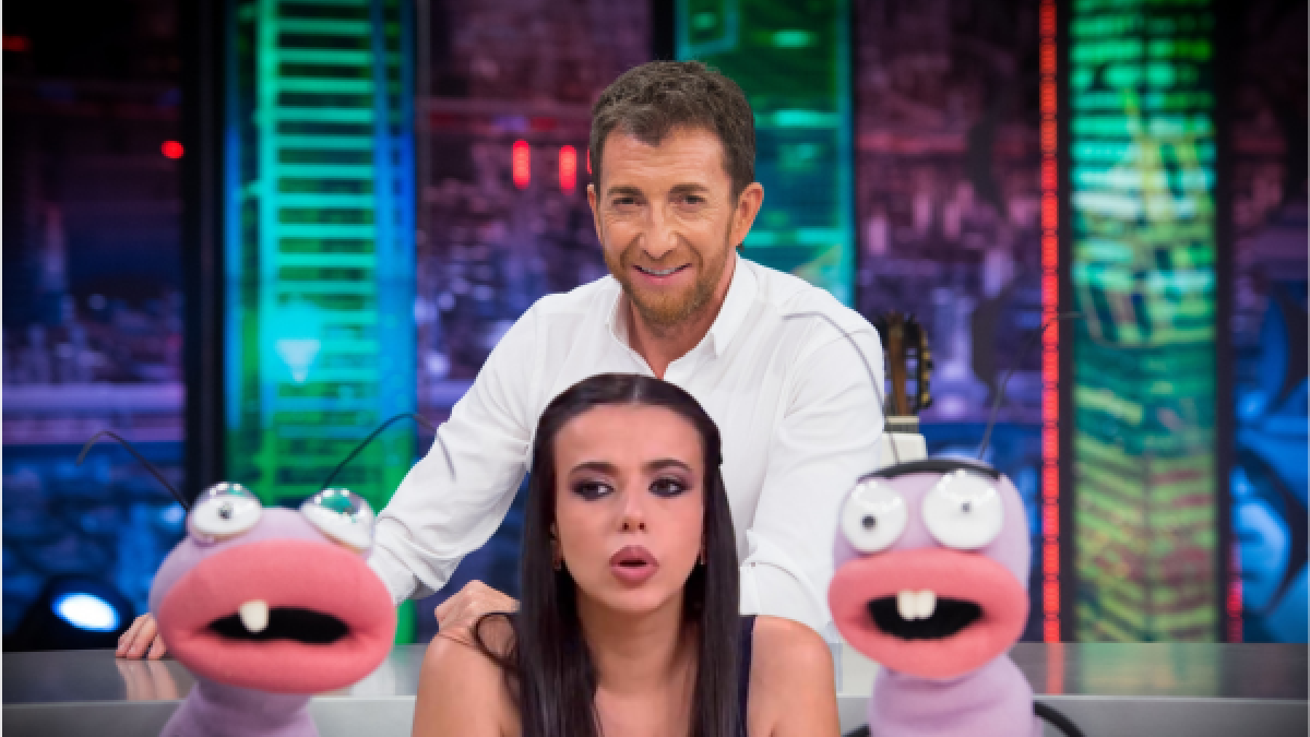 Pablo Motos, en el plató de 'El hormiguero' y Sarah Santaolla (montaje)