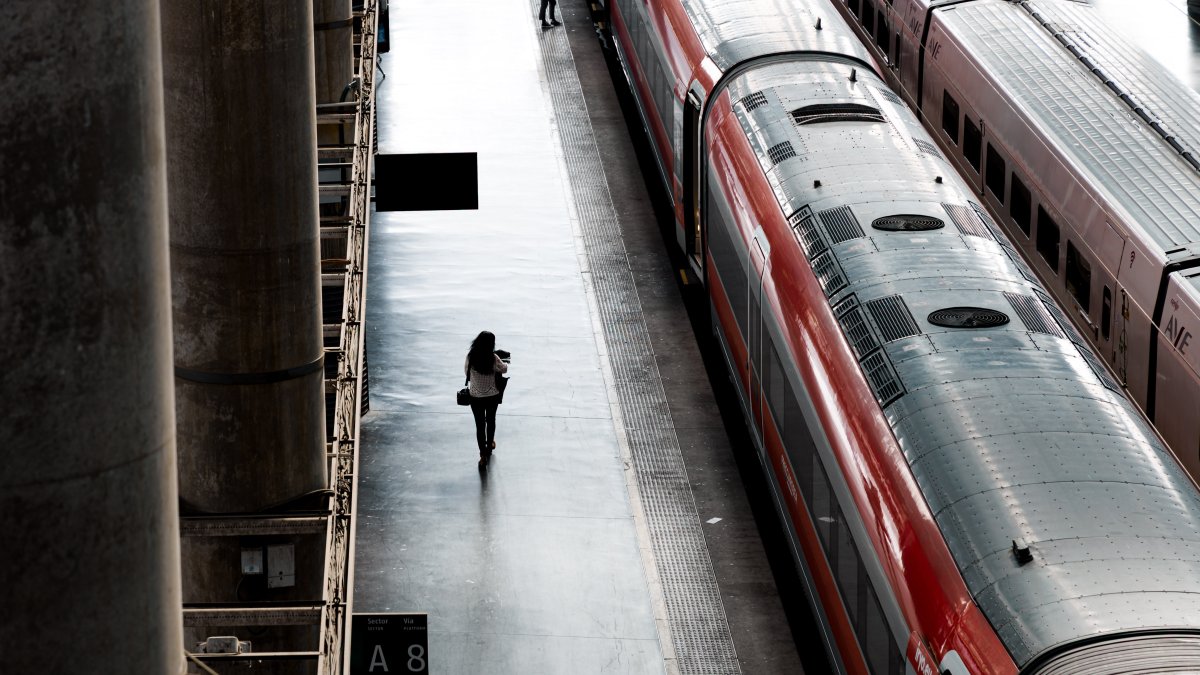 Un tren en la Estación de Madrid - Puerta de Atocha - Almudena Grandes, a 21 de octubre de 2025, en Madrid (España).