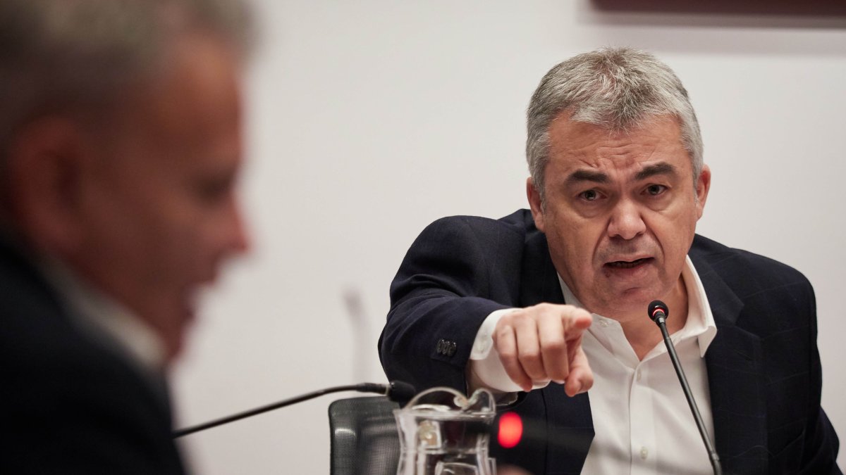 El exsecretario de organización del PSOE Santos Cerdán comparece en la Comisión de Investigación sobre adjudicaciones públicas del Parlamento de Navarra.