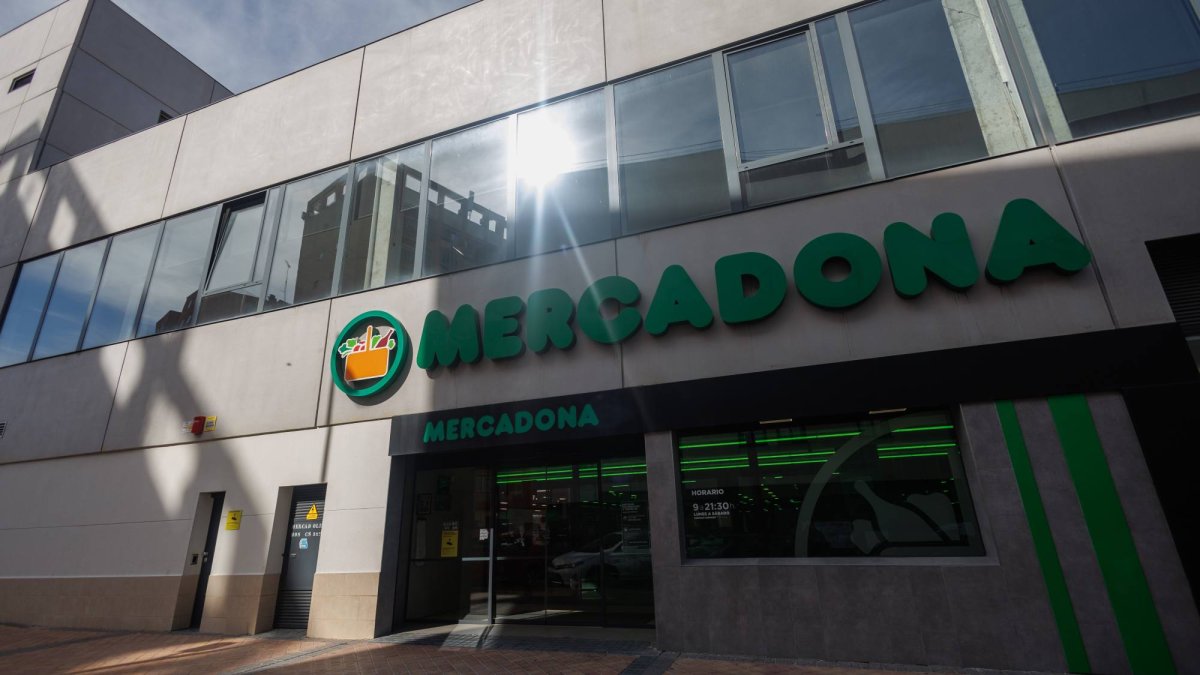 Exterior de un establecimiento de Mercadona, cuya red de supermercados en España se apoya en la digitalización y la innovación tecnológica para optimizar su gestión.
