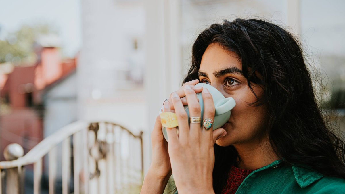 Incorporar hasta 2 o 3 tazas de café al día podría formar parte de un estilo de vida que favorece el envejecimiento saludable femenino.