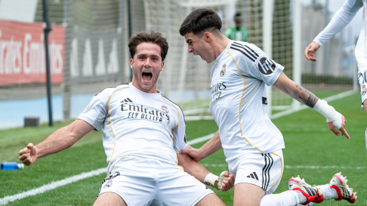 Jugadores del Juvenil A celebran un gol