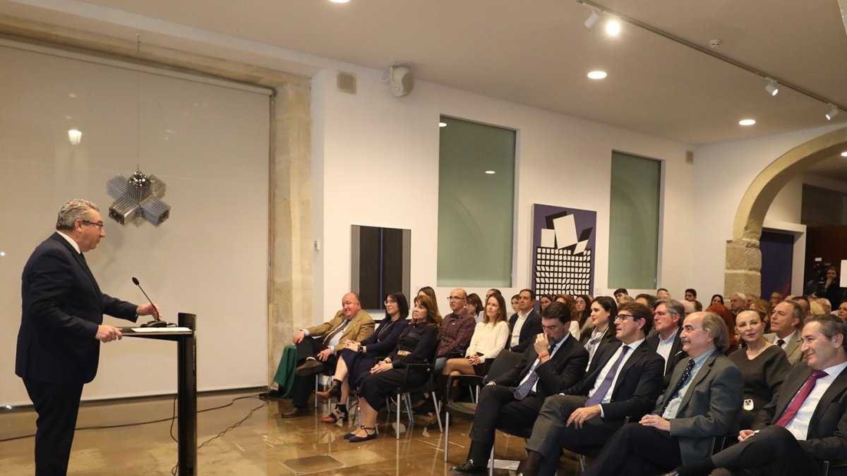 El presidente de la Diputación de Alicante, Toni Pérez, durante la inauguración de la Sala Miguel Valor en el MUBAG.
