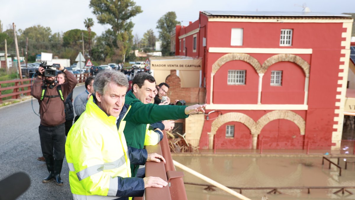 El presidente del PP, Alberto Núñez Feijóo, y el presidente de la Junta de Andalucía, Juanma Moreno, este jueves en Jerez de la Frontera (Cádiz).