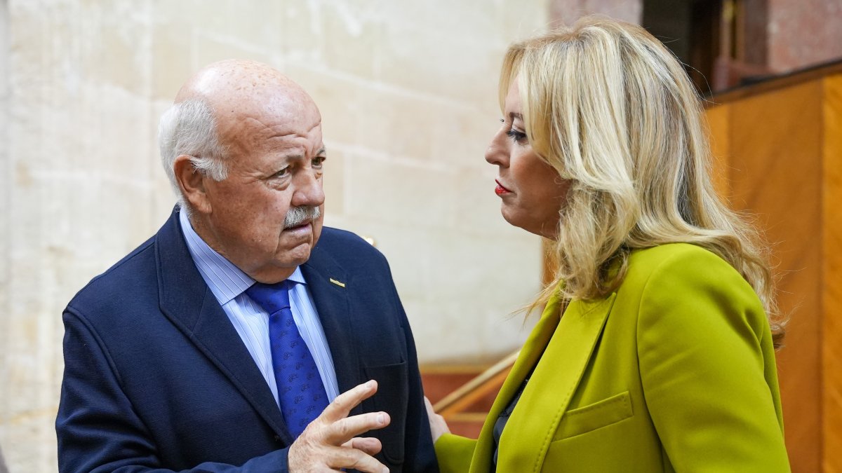 El presidente del Parlamento, Jesús Aguirre, en una imagen de archivo junto a la consejera de Economía y portavoz la Junta de Andalucía, Carolina España.