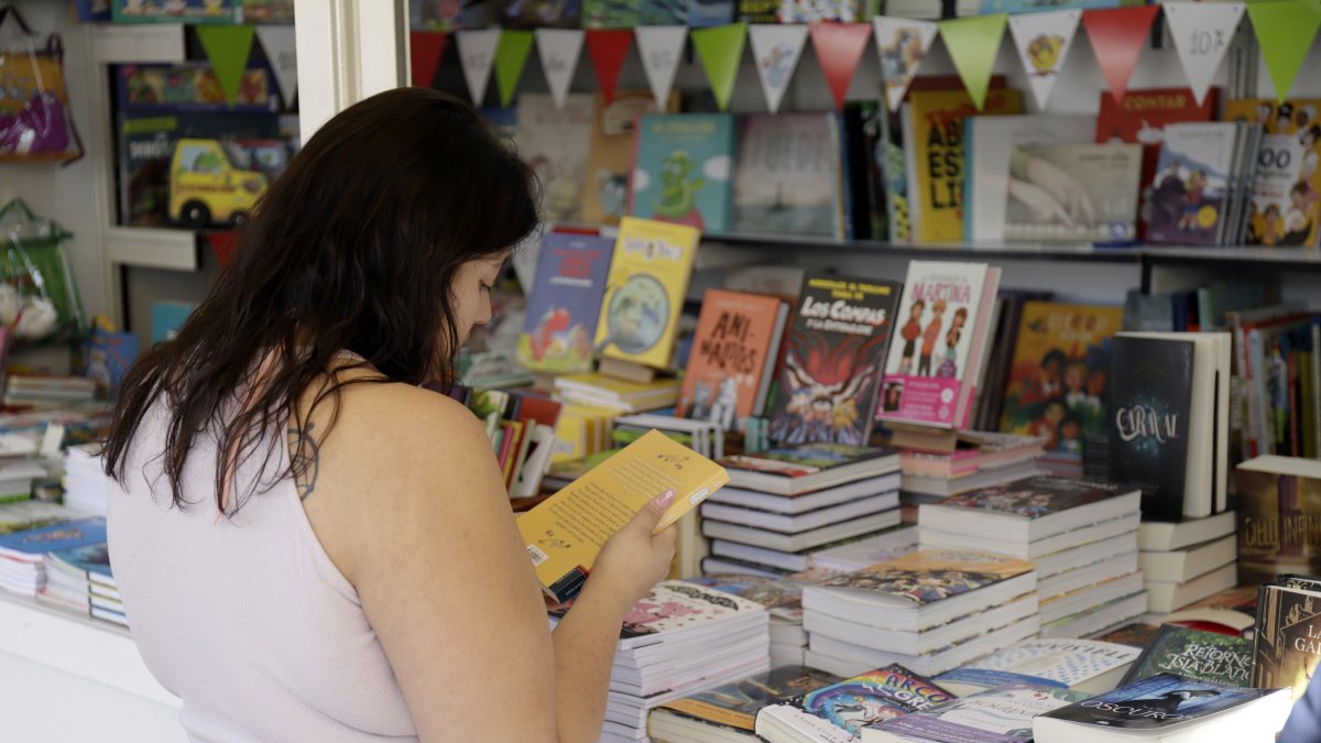 Una lectora en la Feria del Libro de Málaga.