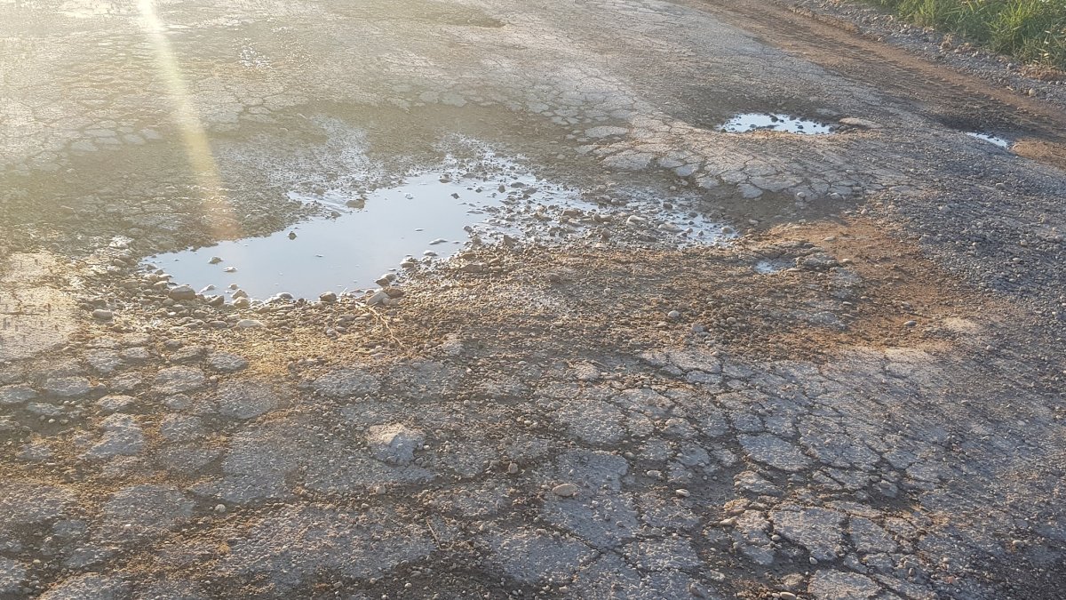 
                Carreteras hechas polvo y Hacienda en récord: 30.000 millones recaudados… y un agujero de 13.500 para no matarnos a baches
             