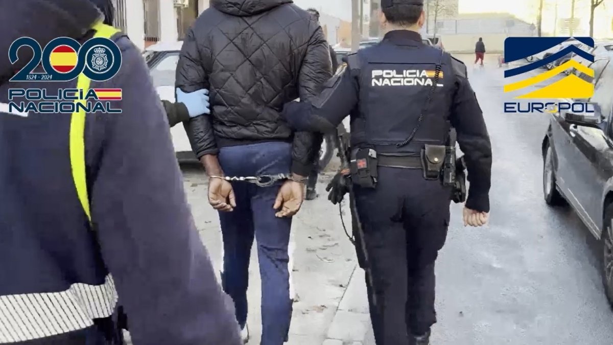 Agentes de la Policía Nacional con un detenido.
